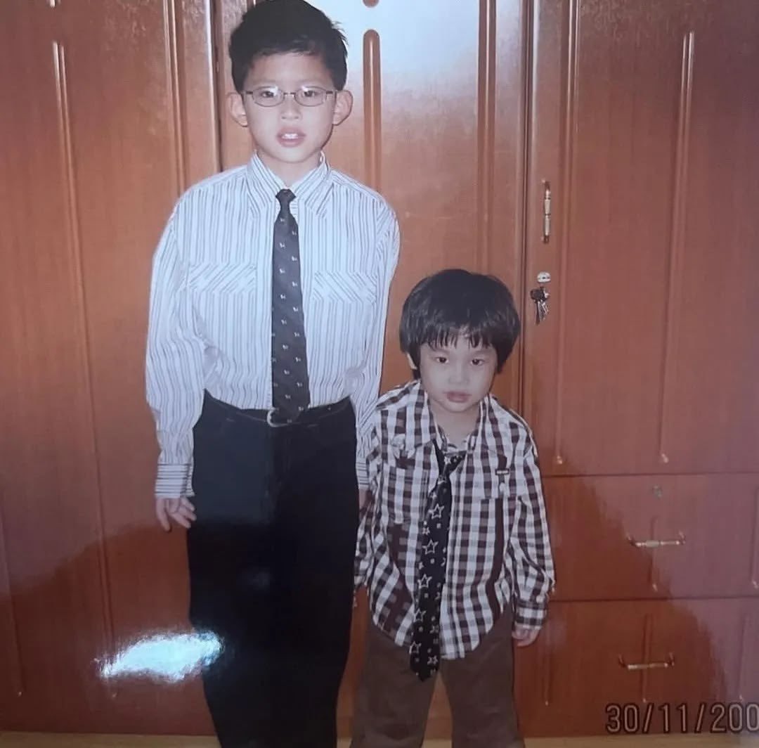 kafkaeze's tweet photo. i had never seen this photo of baby pond 😭🤏 so absolutely cute!! and tawin too, so smolll https://t.co/MxurwyrChp