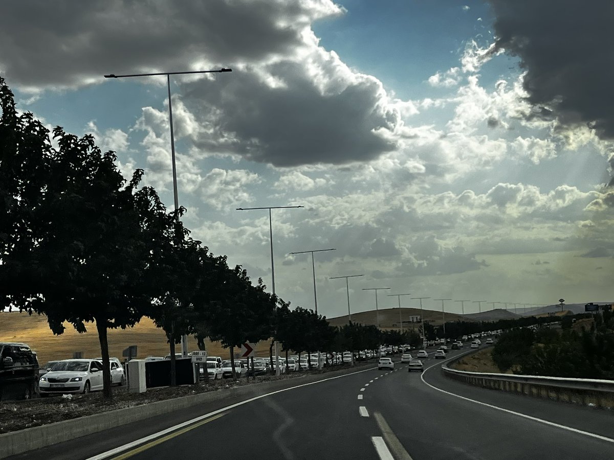 ILHAMIAKASLAN's tweet photo. @hasansildak @UrfaValiligi Yollarda oluşan km’lerce  yoğunluğu görmenizde fayda var. https://t.co/cEFB1uD3Oa
