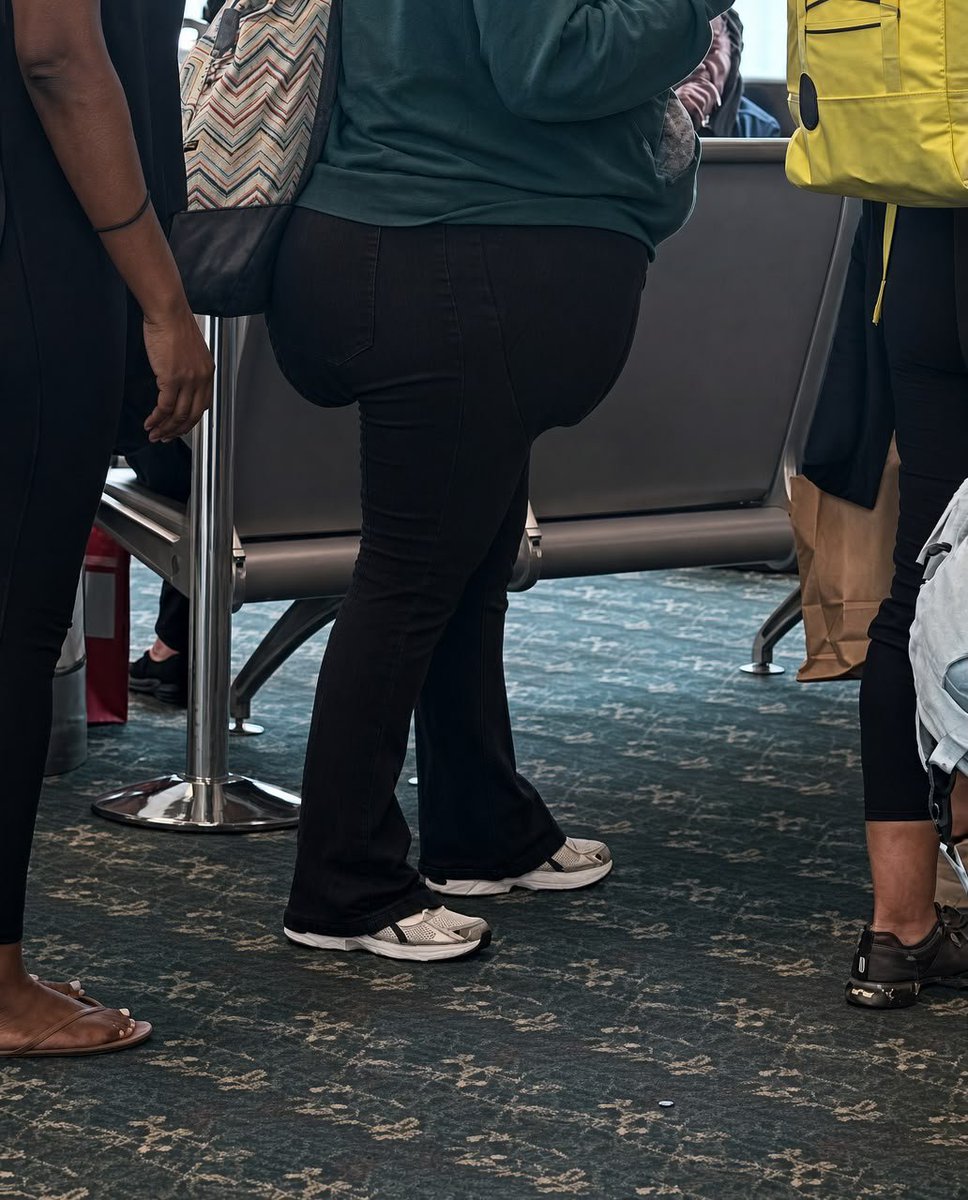 krystgem's tweet photo. Just watched a woman board a flight with an entire bag of clothes stuffed into her leggings just to avoid the carry-on fee. 😭

And somehow… they let her through. 😂 https://t.co/YZPF0nzH8N
