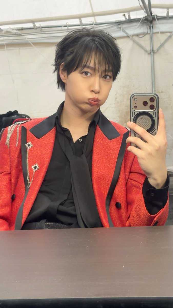 masaki_shiota17's tweet photo. 【a-nation 2026】
ありがとうございました🙏✨
今年はメインアクトで初出演出来ました🎊😆
オープニングアクト→シューティングアクト→メインアクトと一段一段階段を登れてます！
いつも応援ありがとうね🙏✨

実は2年前にお見送り芸人のしんいちさんとはサッカーを一緒にやったんだよー⚽️🔥
今日はありがとうございました✨🙏

新衣装も気に入っててこれで歌えたのも最高🫶‼️

来年も出れたらいいな😼💪

#SHOW_WA #anation2026
#anation
#a_nation