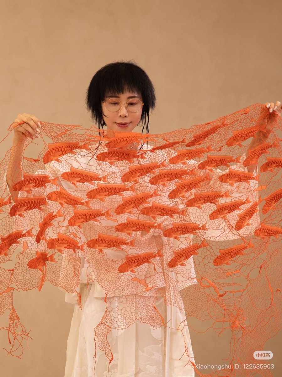 pmamtraveller's tweet photo. A textile art piece featuring a school of koi fish crafted by master embroidery artist Lin Xia using traditional Taizhou embroidery techniques. https://t.co/HVbFvaIBEf