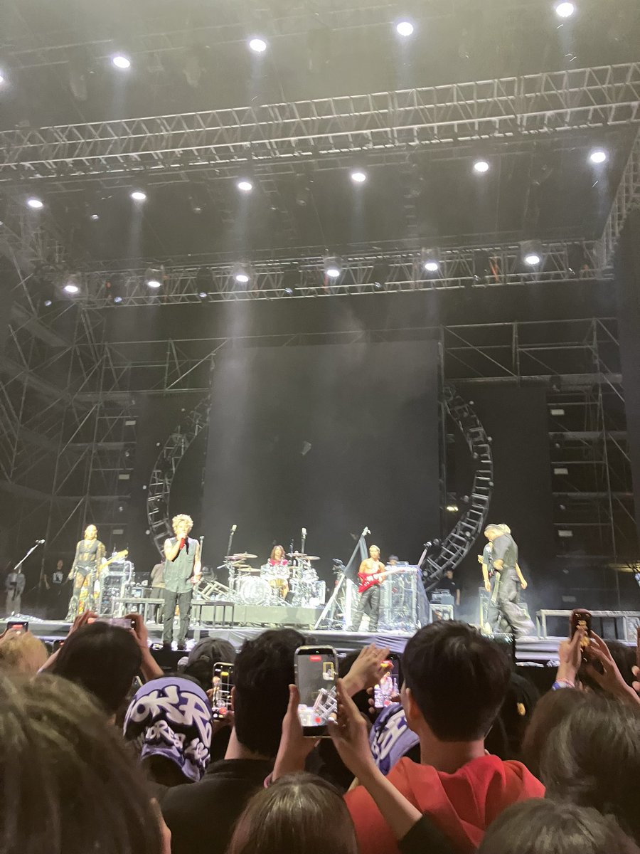 He8Yoo's tweet photo. 初の海外フェス！
Adoにワンオクに最高やった！ https://t.co/jjg4agsfpV