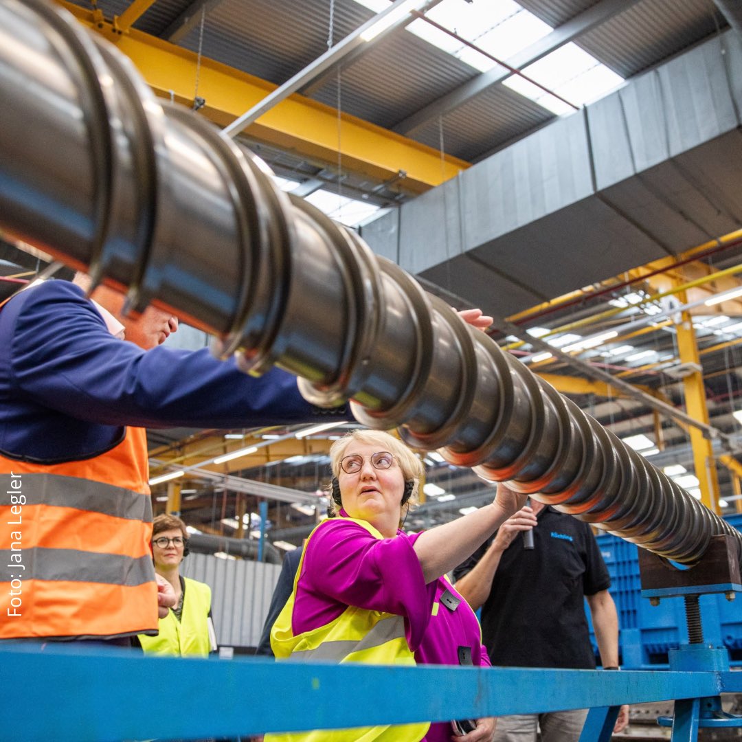 BMAS_Bund's tweet photo. Bei der dritten Regionalen Fachkräftewerkstatt bei Röchling Industrial hat sich die PSt’in Katja Mast mit lokalen Akteur*innen zu Weiterbildung, guten Arbeitsbedingungen und Digitalisierung als Schlüssel für erfolgreiche Fachkräftesicherung ausgetauscht. https://t.co/KMcNzZxRVP