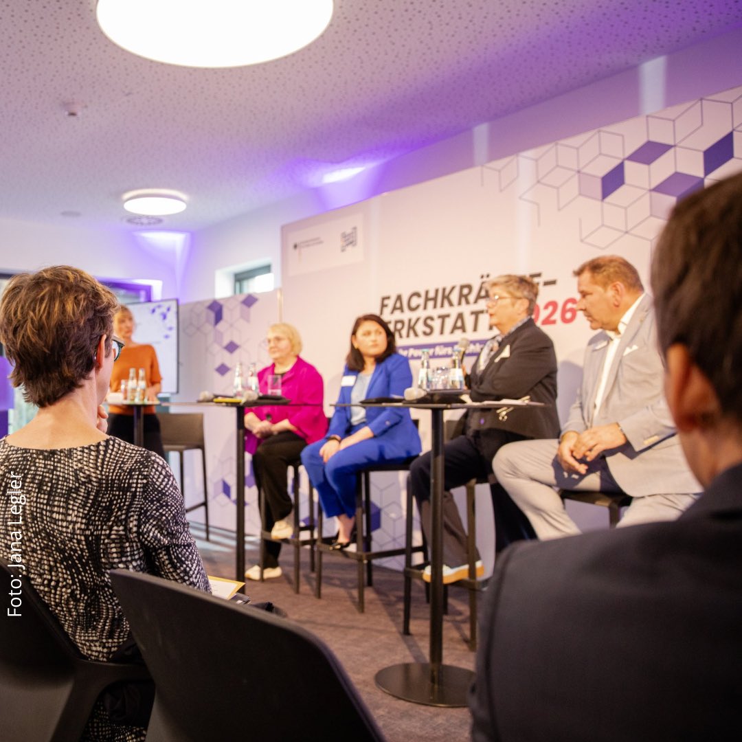 BMAS_Bund's tweet photo. Bei der dritten Regionalen Fachkräftewerkstatt bei Röchling Industrial hat sich die PSt’in Katja Mast mit lokalen Akteur*innen zu Weiterbildung, guten Arbeitsbedingungen und Digitalisierung als Schlüssel für erfolgreiche Fachkräftesicherung ausgetauscht. https://t.co/KMcNzZxRVP