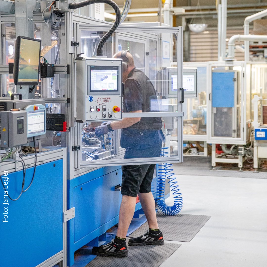 BMAS_Bund's tweet photo. Bei der dritten Regionalen Fachkräftewerkstatt bei Röchling Industrial hat sich die PSt’in Katja Mast mit lokalen Akteur*innen zu Weiterbildung, guten Arbeitsbedingungen und Digitalisierung als Schlüssel für erfolgreiche Fachkräftesicherung ausgetauscht. https://t.co/KMcNzZxRVP