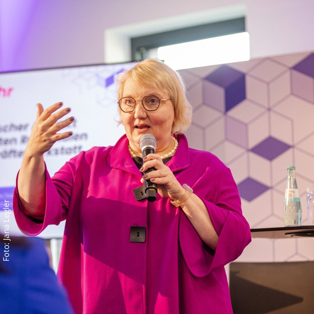 BMAS_Bund's tweet photo. Bei der dritten Regionalen Fachkräftewerkstatt bei Röchling Industrial hat sich die PSt’in Katja Mast mit lokalen Akteur*innen zu Weiterbildung, guten Arbeitsbedingungen und Digitalisierung als Schlüssel für erfolgreiche Fachkräftesicherung ausgetauscht. https://t.co/KMcNzZxRVP
