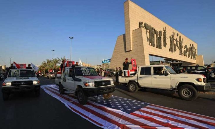 Hydikm's tweet photo. عاجل | الحكومة العراقية: القاء القبض على المتورطين بالتجاوز على العلم الأمريكي في بغداد وسيتم محاسبة كل من يثبت تورطه بهذا الفعل واتخاذ الإجراءات القانونية بحقه بما ينسجم مع القوانين العراقية والأعراف الدبلوماسية. أن احترام رموز الدول والبعثات الدبلوماسية الصديقة المعتمدة في العراق يمثل التزاماً قانونياً ودبلوماسياً، وأن أي تجاوز أو إساءة بهذا الشأن ستخضع للمساءلة القانونية.