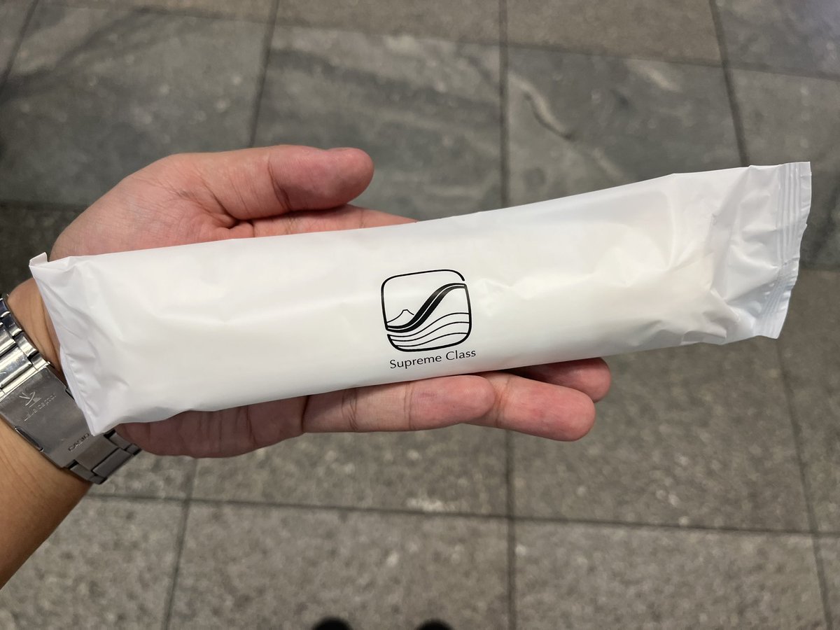 Mucchan9815's tweet photo. 東海道・山陽新幹線で10月から始まった、新サービス「Supreme class」(スプリームクラス)の体験会に参加しました💺

グリーン席にすら座ったことないけど、それよりも極上の体験ができた…

顔はモザイクしてますが、ニヤついてます😆

おしぼりも貰っちゃいました https://t.co/V4W6IsFNN7