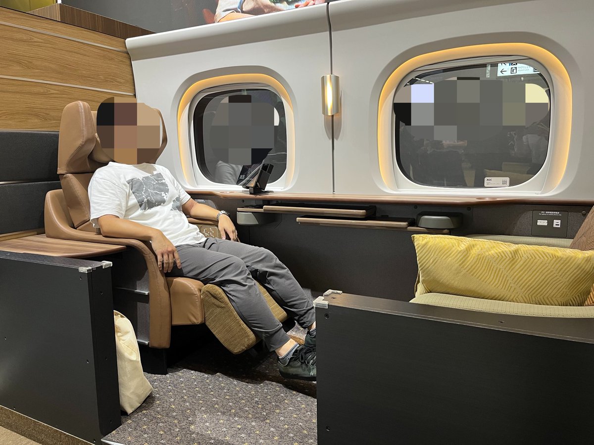 Mucchan9815's tweet photo. 東海道・山陽新幹線で10月から始まった、新サービス「Supreme class」(スプリームクラス)の体験会に参加しました💺

グリーン席にすら座ったことないけど、それよりも極上の体験ができた…

顔はモザイクしてますが、ニヤついてます😆

おしぼりも貰っちゃいました https://t.co/V4W6IsFNN7