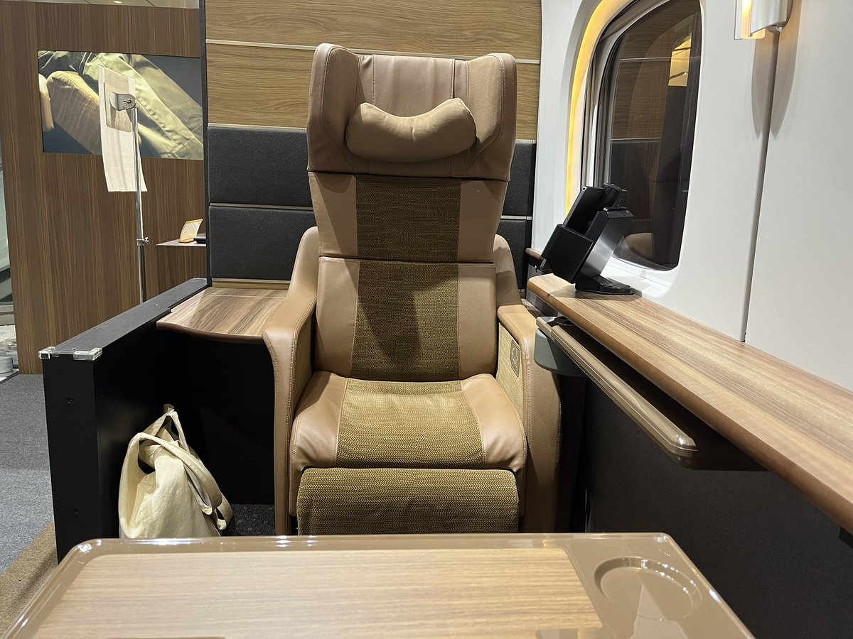 Mucchan9815's tweet photo. 東海道・山陽新幹線で10月から始まった、新サービス「Supreme class」(スプリームクラス)の体験会に参加しました💺

グリーン席にすら座ったことないけど、それよりも極上の体験ができた…

顔はモザイクしてますが、ニヤついてます😆

おしぼりも貰っちゃいました https://t.co/V4W6IsFNN7