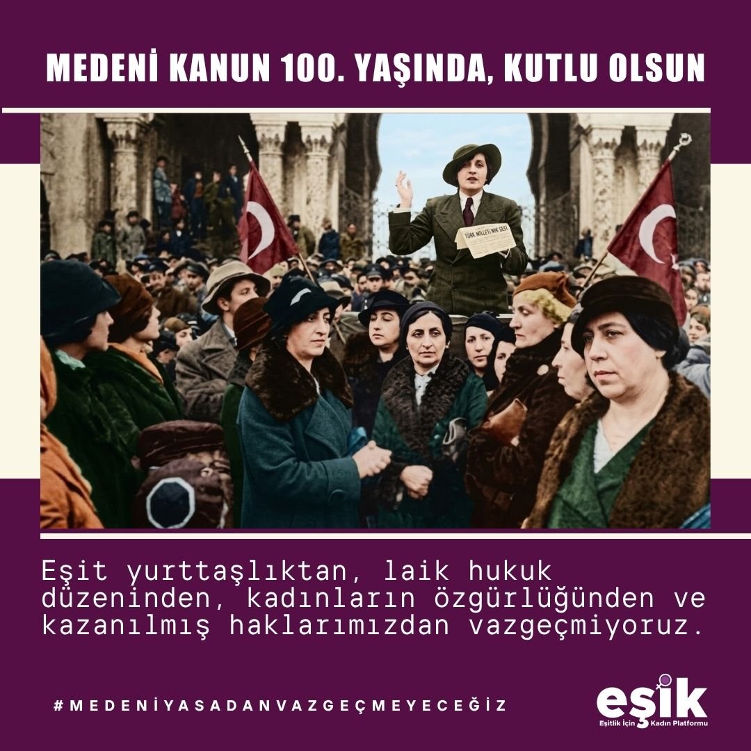 esikplatformu's tweet photo. 📢 Medeni Kanun 100 Yaşında: Kadınların Eşit Yurttaşlığından Vazgeçmiyoruz!

#EŞİKBasınAçıklaması 👇🏽 
https://t.co/9cDq1iayzv

👏🏼 Medeni Kanun 100. Yaşında, kutlu olsun…

🟣 Bugün asıl mesele, Medeni Kanun’un 100 yıllık tarihini kutlamak değil; kadınların bu kanunla elde ettiği eşit yurttaşlık anlayışının geleceğini savunmaktır.

🟣 Son yıllarda “aileyi koruma” ve “nüfusu artırma” başlıkları altında yürütülen politikalar, giderek kadınların yaşamını ve haklarını belirleyen kapsamlı bir politika alanına dönüşüyor.

🟣 2025’in “Aile Yılı” ilan edilmesiyle başlayan süreç, kadınların çalışma yaşamından doğurganlığına, boşanma hakkından çocuk bakımına kadar hayatın bütün alanlarına müdahale edilen yeni bir döneme işaret ediyor.

🟣 Kadınların yaşam koşullarını değiştirmeden, bakım yükünü paylaşmadan, ekonomik bağımsızlığı güçlendirmeden kadınlardan daha fazla çocuk doğurmalarını istemek bir sosyal politika değildir. Kadınların bedenini ve emeğini nüfus politikasının aracı haline getirmektir.

▶️ Üstelik “aileyi koruma” söylemi, giderek kimin aile sayılacağına ve hangi yaşam biçimlerinin kabul edilebilir olduğuna ilişkin bir müdahale alanına dönüşmektedir.

▶️ Aileyi korumak, farklı yaşam biçimlerini hedef göstermek değil; kadınları, çocukları ve LGBTİ+ bireyleri şiddetten, ayrımcılıktan ve yoksulluktan korumaktır.

❗ Bugün kadınların medeni hakları bakımından en önemli tehditlerden biri de boşanma hakkı etrafında şekillenen yeni düzenleme arayışlarıdır.

🔴 “Boşanma süreçlerini hızlandırma” gerekçesiyle gündeme getirilen düzenlemeler, kadınların boşanma sürecindeki haklarını ve güvencelerini zayıflatıyor. Boşanmanın hızlı olması tek başına adalet anlamına gelmez. 

🔴 Kadınlarla erkekler arasındaki tarihsel ve ekonomik güç eşitsizlikleri görmezden gelinerek boşanmanın “uzlaşma” veya “hız” meselesine indirgenmesi, kadınların hak kayıplarını görünmez hale getiriyor. Bu yolla Medeni yasadaki aile hukukundan kaynaklanan nafaka, tazminat, mal rejimi alacağı gibi haklar yok edilerek kadınlara devlet ve aile eliyle ekonomik şiddet uygulanmasının önü daha da açılmak istemektedir.

❗ Kadınların hızlı değil, adil boşanmaya ihtiyacı vardır.

⚖️ Yoksulluk nafakasına ilişkin Anayasa Mahkemesi kararı da bu nedenle yalnızca teknik bir hukuk düzenlemesi olarak ele alınamaz. Yıllarca ev içi emek vermiş, çocukların bakımını üstlenmiş, eğitim ve çalışma olanakları kısıtlanmış kadınların boşanma sonrasında ekonomik güvencesizliğe sürüklenmesi, nafaka hakkının evlilik süresi üzerinden tartışılması kadınların eşit yurttaşlığını doğrudan etkiler.

♀️ Bütün bunlar yaşanırken kadına yönelik şiddetle mücadelede de kadınların yaşam hakkını güvence altına alan 6284 Sayılı yasanın hükümleri ve içeriği yürürlükte olan İstanbul Sözleşmesinin öngördüğü caydırıcı politikalar hayata geçirilmiyor. Koruma kararlarının etkin uygulanmadığı, şiddet faillerinin caydırıcı yaptırımlarla karşılaşmadığı, kadınların güvenli biçimde başvurabileceği mekanizmaların yetersiz kaldığı bir ortamda “aileyi koruma” söyleminin gerçek bir karşılığı olamaz.
Çünkü kadınların eşit yurttaşlığı yalnızca Medeni Kanun’daki birkaç maddeden ibaret değildir.

👭👭 Biz kadınlar, medeni haklarımızın aileci politikaların konusu haline getirilmesine; boşanma hakkımızın, ekonomik güvencemizin, bedenimiz ve yaşamımız üzerindeki karar hakkımızın sınırlandırılmasına; eşit yurttaşlık yerine makbul kadın ve makbul aile tanımlarının dayatılmasına izin vermeyeceğiz.

Eşit yurttaşlıktan, laik hukuk düzeninden, kadınların özgürlüğünden ve kazanılmış haklarımızdan vazgeçmiyoruz.

#MedeniYasaKırmızıÇizgimiz
#MedeniYasadanVazgeçmeyeceğiz
#YasalaraDokunmaUygula