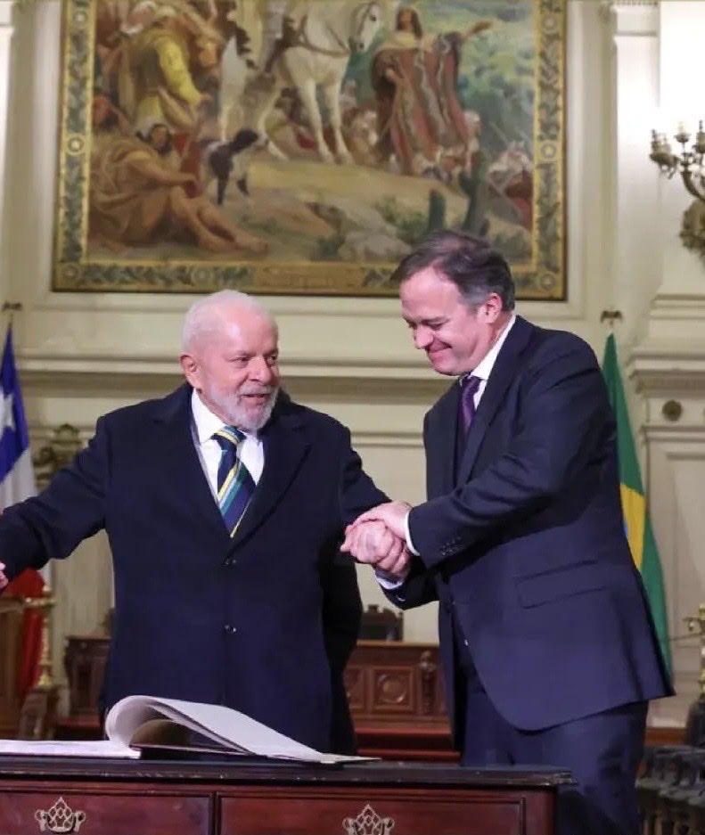matiaswalkerp's tweet photo. Entre Lula y Bolsonaro? Lula, un gran amigo de Chile. Democracia siempre. #BoraLula https://t.co/RBFhqwIquB