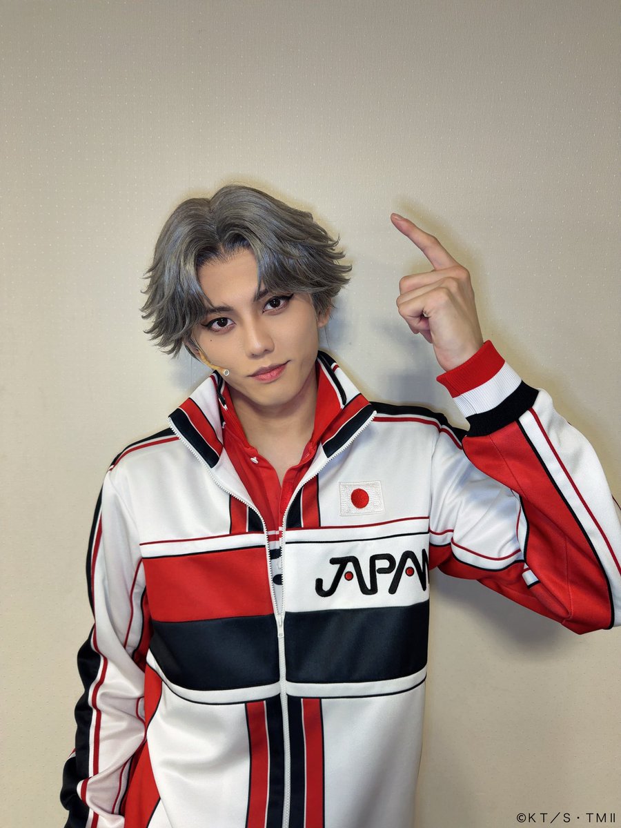 RyoyaTakahashi_'s tweet photo. ミュージカル『新テニスの王子様』
The Final Stage

本日もご観劇ありがとうございました。

そして、跡部景吾くん
お誕生日おめでとうございます。

あなたに出会えて本当によかった。

あなたを演じる事で始まった僕の人生
僕の人生の礎です。
貴方と共にこれからもバラ色の未来を歩み続けます。

そして、そんな記念すべき跡部くんの誕生日に
テニミュシリーズ300回突破させていただきました。
ありがとうございます。

こんな記念な日にこんな記念が重なって
持ってるおと……
非常に嬉しいです。

そしてそんなダブル記念日に
神である許斐先生
母である跡部瑛子役の藤原紀香さんにご観劇いただき
幸せのオンパレードでした。

この最高な幸せと共に、千秋楽まで
走り切りたいと思います。よろしくお願いします。

(ここの写真マジで皆どうやって撮ってんだよ……)