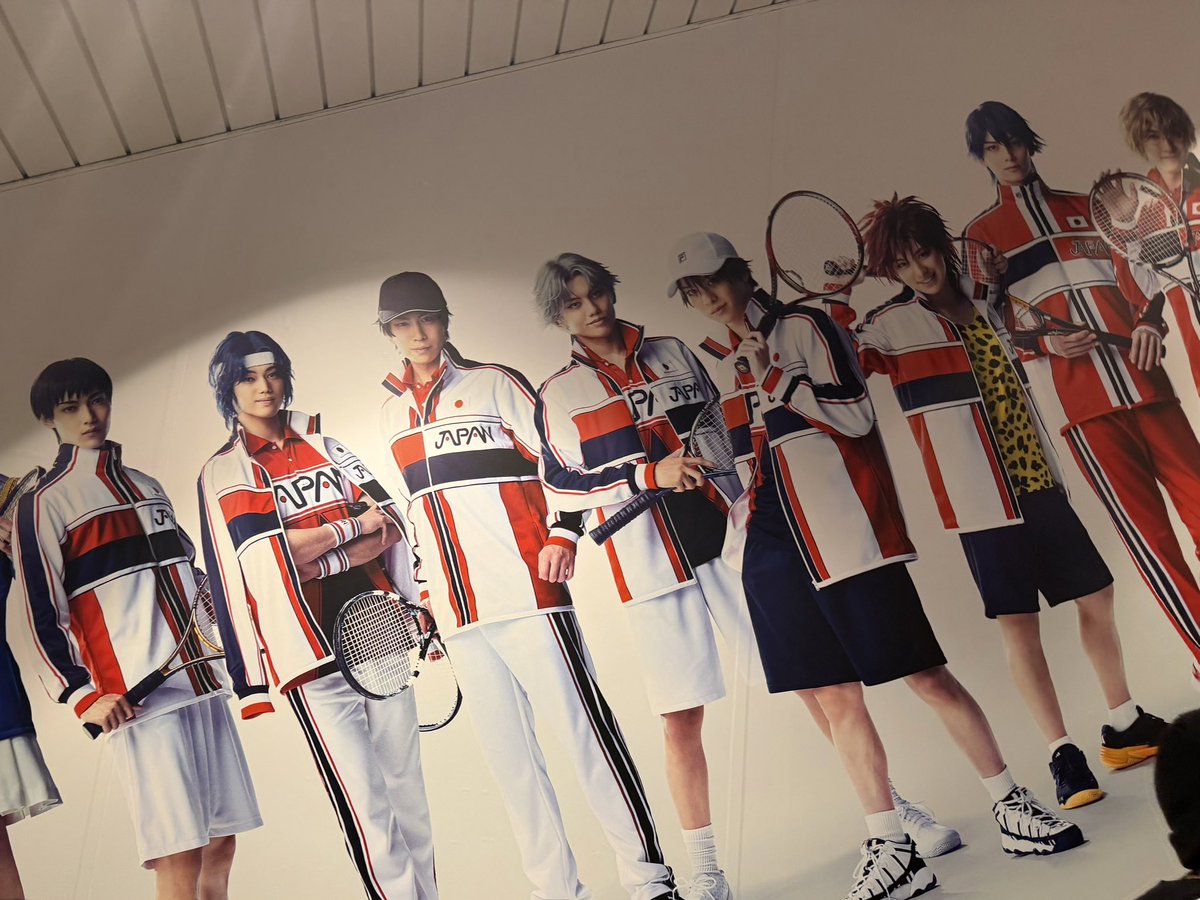 RyoyaTakahashi_'s tweet photo. ミュージカル『新テニスの王子様』
The Final Stage

本日もご観劇ありがとうございました。

そして、跡部景吾くん
お誕生日おめでとうございます。

あなたに出会えて本当によかった。

あなたを演じる事で始まった僕の人生
僕の人生の礎です。
貴方と共にこれからもバラ色の未来を歩み続けます。

そして、そんな記念すべき跡部くんの誕生日に
テニミュシリーズ300回突破させていただきました。
ありがとうございます。

こんな記念な日にこんな記念が重なって
持ってるおと……
非常に嬉しいです。

そしてそんなダブル記念日に
神である許斐先生
母である跡部瑛子役の藤原紀香さんにご観劇いただき
幸せのオンパレードでした。

この最高な幸せと共に、千秋楽まで
走り切りたいと思います。よろしくお願いします。

(ここの写真マジで皆どうやって撮ってんだよ……)