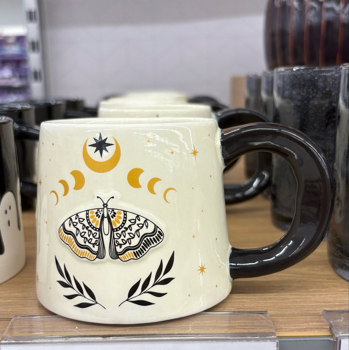 SoftnessDaily's tweet photo. luna moth mug 🎀 https://t.co/IzE1QxAcQp