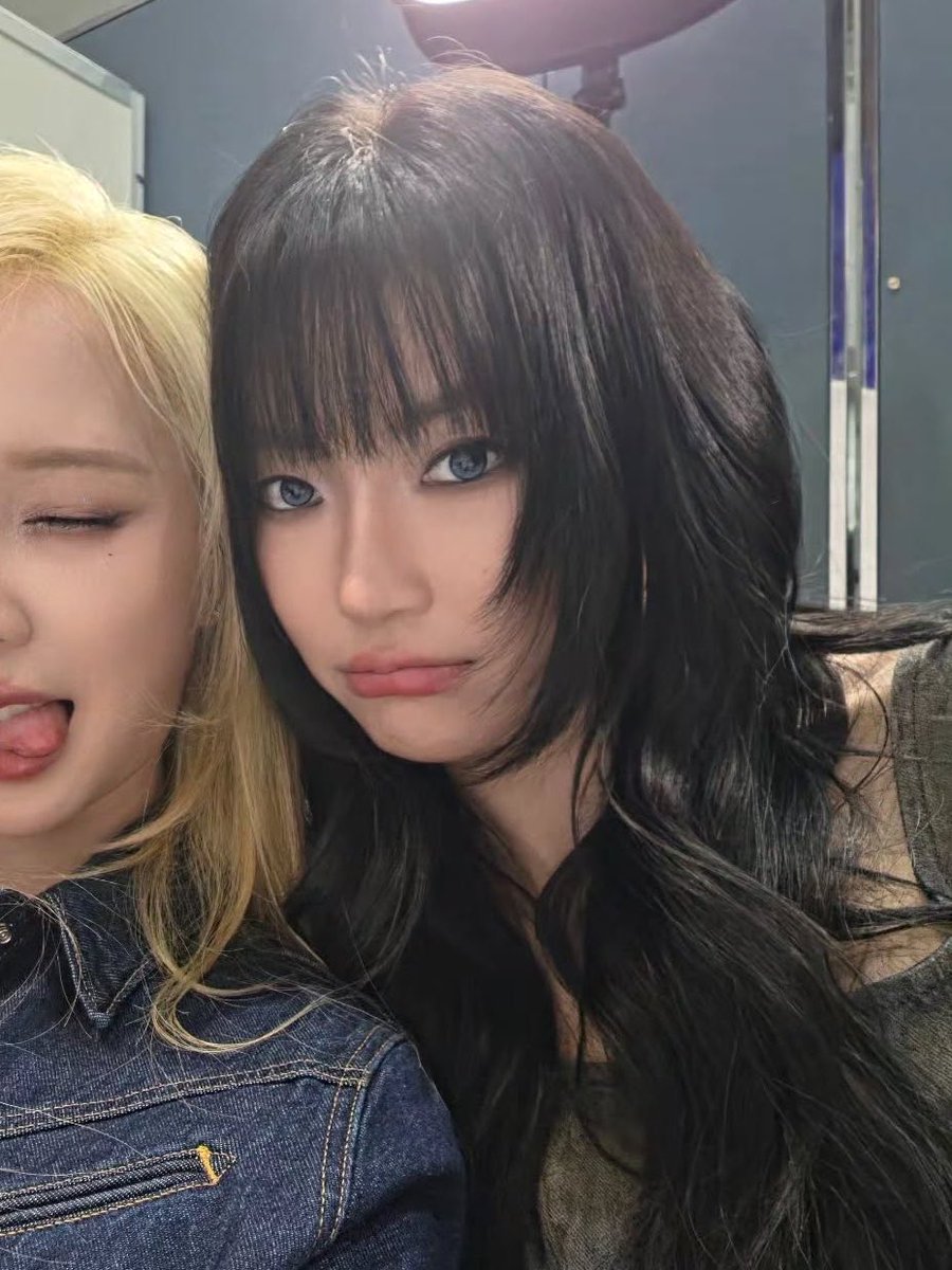 mrnngglr's tweet photo. รูปนี้จิงจิงเหมือนเจเวลมากช่วยด้วย 55555555 https://t.co/ZcdQ4q3H6J