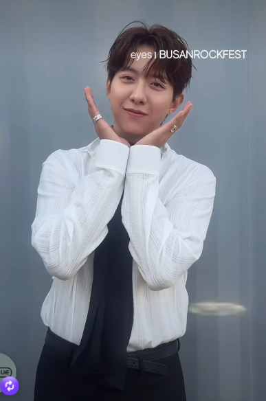 Kkorepo's tweet photo. 「#CNBLUE」、このギャップはどうしたらいいの？…ステージではカリスマ、バックステージではキュート（動画あり） 
🔗https://t.co/h9loTSLjBE https://t.co/e9Qvfrf2Np