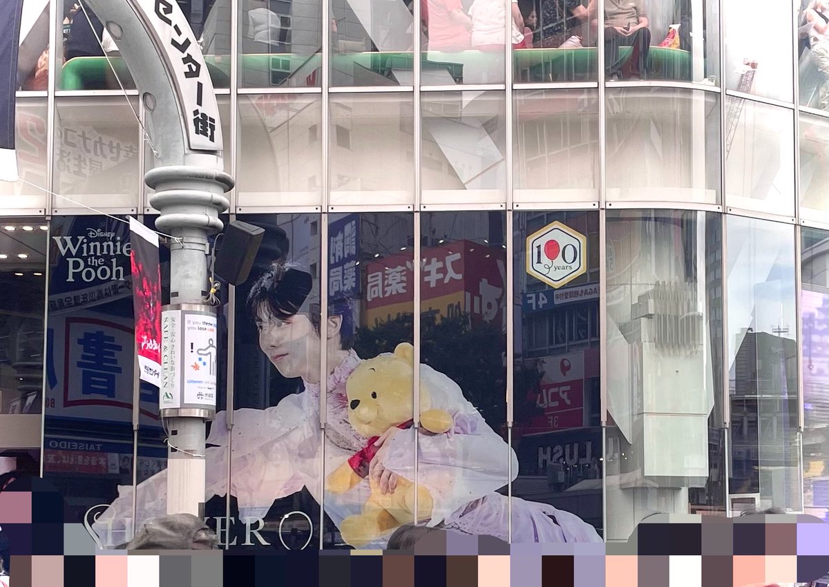 haramaki___'s tweet photo. 渋谷に降臨した天使😇

周りから「羽生結弦？」「ohユヅルハニュー」「プーさんだ」っていろいろ声が聞こえてくる中で

「お、羽生くんだ。渋谷の空気が綺麗になるな」
って言った渋谷の若者がいたことを報告します。

それって人類共通認識ってコトだよねッ❗️

#シャワハー
#羽生結弦 https://t.co/rLVPM6TqlI