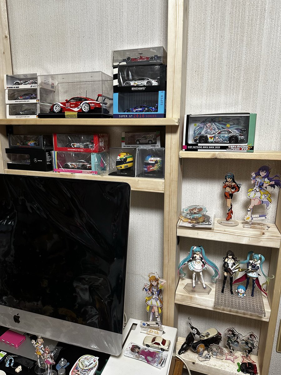 maximcrunch's tweet photo. プラモとかミニカー置く場所ないからDIYで棚作ってやった(途中) https://t.co/Ks1UsFw5hr
