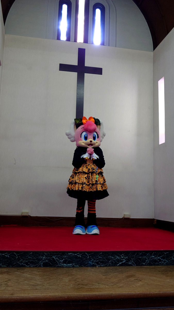 sakuraanoco's tweet photo. てんしの日⛪️
協会だから✝️✨️
いろいろなポーズをしてもらって👰👼👻
なるほどー😂
と思いました🥰👏
えいるちゃむさんリアル凄かったです👻✨️
てんしの日の つぎは ハロウィンたのしみですねー🍭🎃
#ご当地キャラ演芸会2026
#エイルルネット さん https://t.co/Agyy9SH1oE