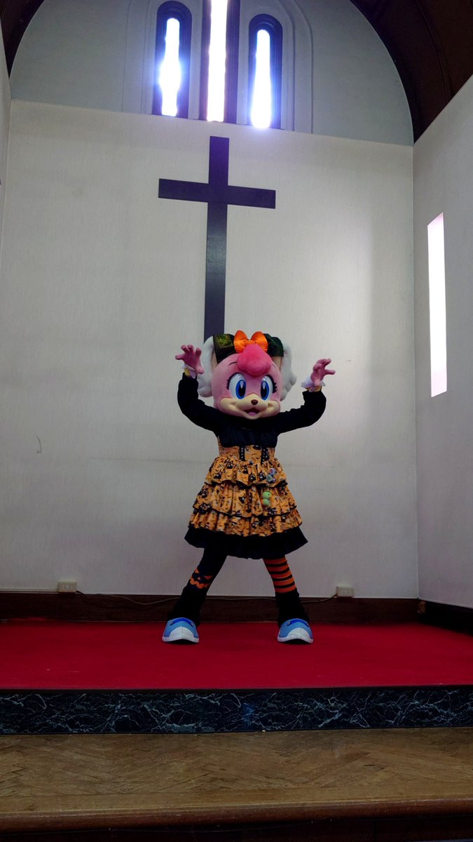 sakuraanoco's tweet photo. てんしの日⛪️
協会だから✝️✨️
いろいろなポーズをしてもらって👰👼👻
なるほどー😂
と思いました🥰👏
えいるちゃむさんリアル凄かったです👻✨️
てんしの日の つぎは ハロウィンたのしみですねー🍭🎃
#ご当地キャラ演芸会2026
#エイルルネット さん https://t.co/Agyy9SH1oE