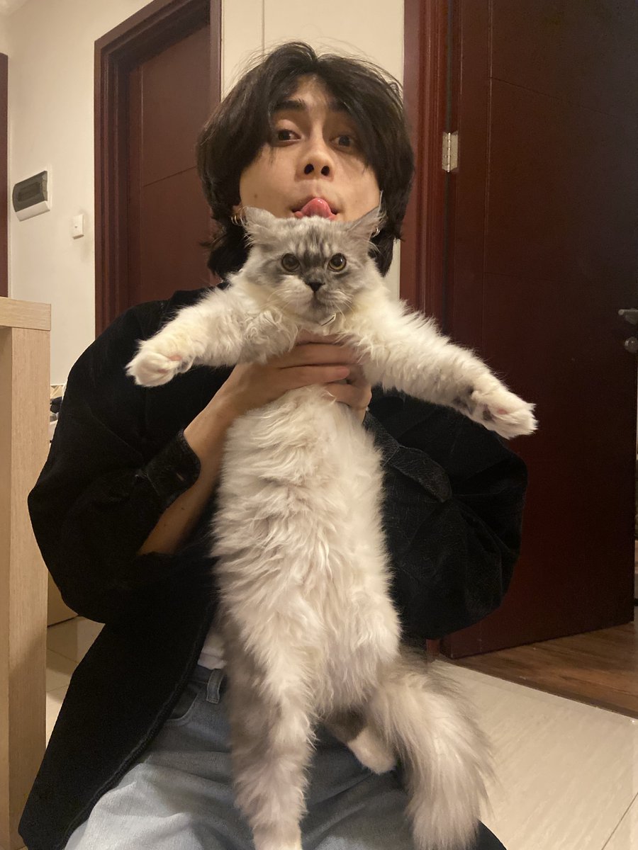 Sendyyy0_0's tweet photo. Meng pertama di jkt https://t.co/qN7WbFC5yc