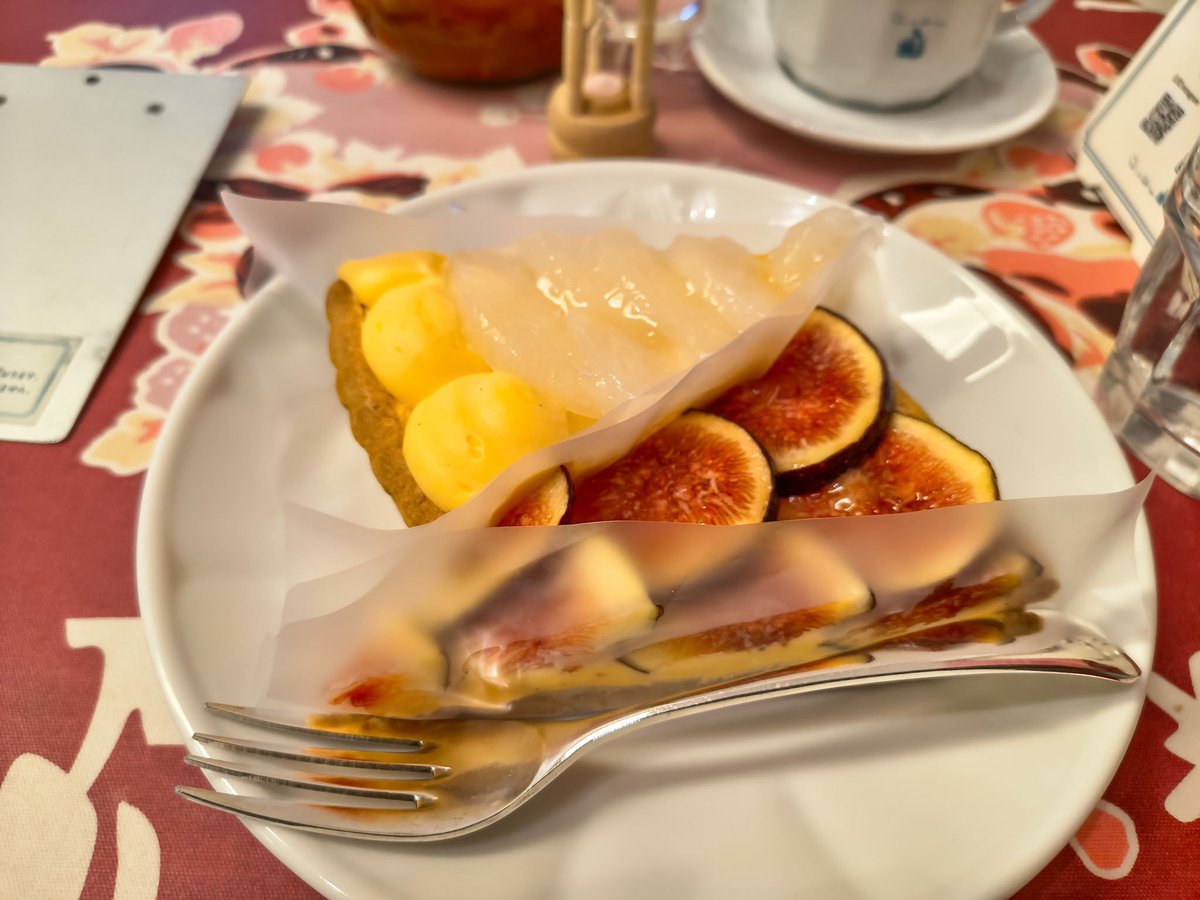 asayake_mogmog's tweet photo. 私はカップルか女性しかいないキルフェボンに1人で行ってケーキ��2つ食べることができる人間です https://t.co/zIKAsAkNFH