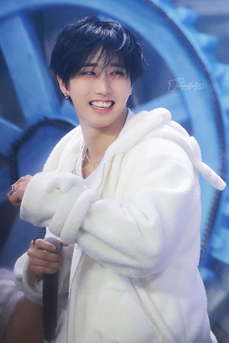 jijicoberry143's tweet photo. #minsung au | por você 

Onde Han Jisung é aquele aluno de Psicologia do terceiro ano que todo mundo conhece. Tagarelo pra caralho, sempre rindo com uma história pra contar,com um café na mão e um sorriso colado no rosto. As pessoas o descrevem como “o solzinho do campus”.
Ou+ https://t.co/D1yt70b4KN