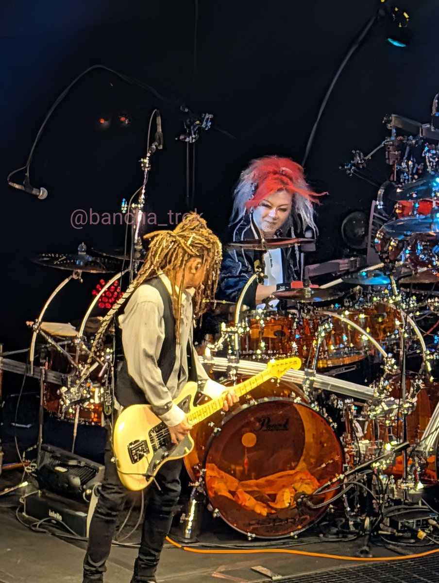 bancha_trok's tweet photo. 26.10.4 仙台
今日は、3階！
上手かと思いきや、しっかり下手(座席表、見てなかった😅)
私はいつになったら上手に行けるんだろうか⋯
ここ最近、数年レベルで下手率が高い💦
いいんですけど下手でも！
ライブ楽しかったし、SUGI様良く見えたから✨️
ズームしまくりで画像粗い😅
#LUNAPIC
#LUNASEA https://t.co/bYmAZyps11