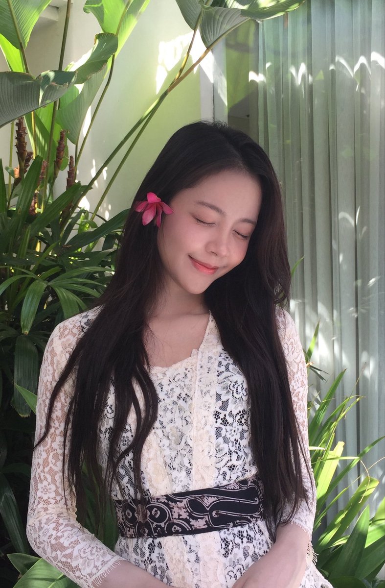 idol0utfits's tweet photo. 261004 CARMEN weverse 🌺
 
Kebaya yg dipake carmen: https://t.co/NHn4pYBgyR

Hanya kebayanya aja ya guys, kain kamennya beda 😉
 
#CARMEN #Hearts2Hearts #하츠투하츠 #카르멘 https://t.co/625enYRYib