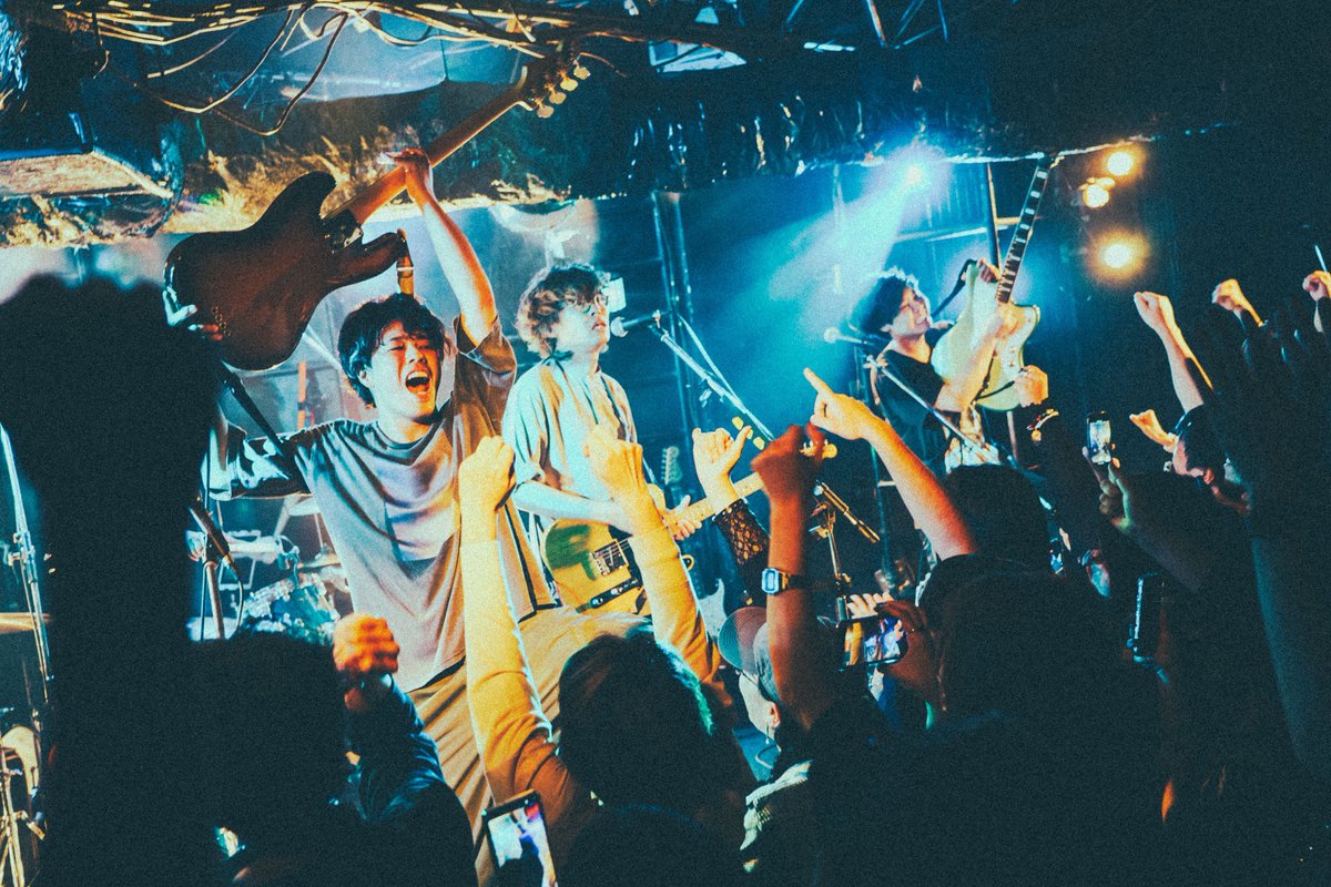 sarucon11knj's tweet photo. みんなの感想をずっと読んでます
僕らの音楽は誰かの人生の一部や助けになれてたんだなと思って救われる気持ちです

情緒がぐちゃぐちゃになるのでなるべく考えないようにしてたこれからについても少しずつ考えていこうと思います

音楽もasayake no atoもまたいつかやりたいとは思ってるので待ってて貰えると嬉しいです

撮影 @__gang_sta__