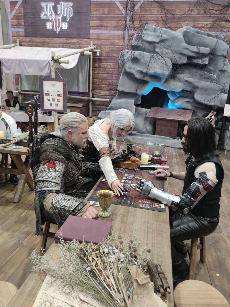 KaddiCosplay's tweet photo. Last few days turned me into a Gwent pro https://t.co/SjsoHkUYXr