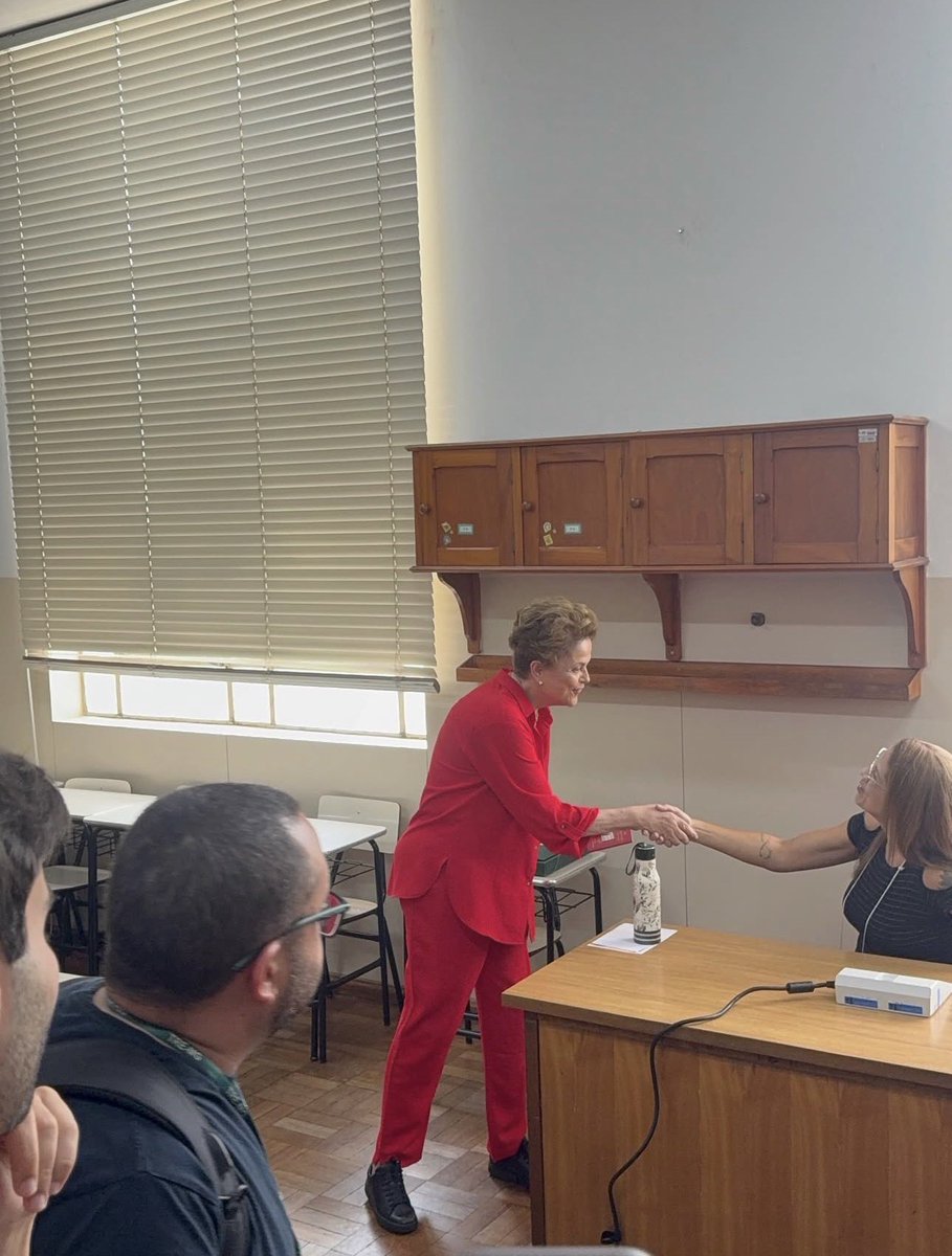 carololivac's tweet photo. Nossa eterna presidenta do Brasil Dilmãe já votou aqui em BH no Colégio Santa Marcelina 🥰 https://t.co/cjjulXTfBM