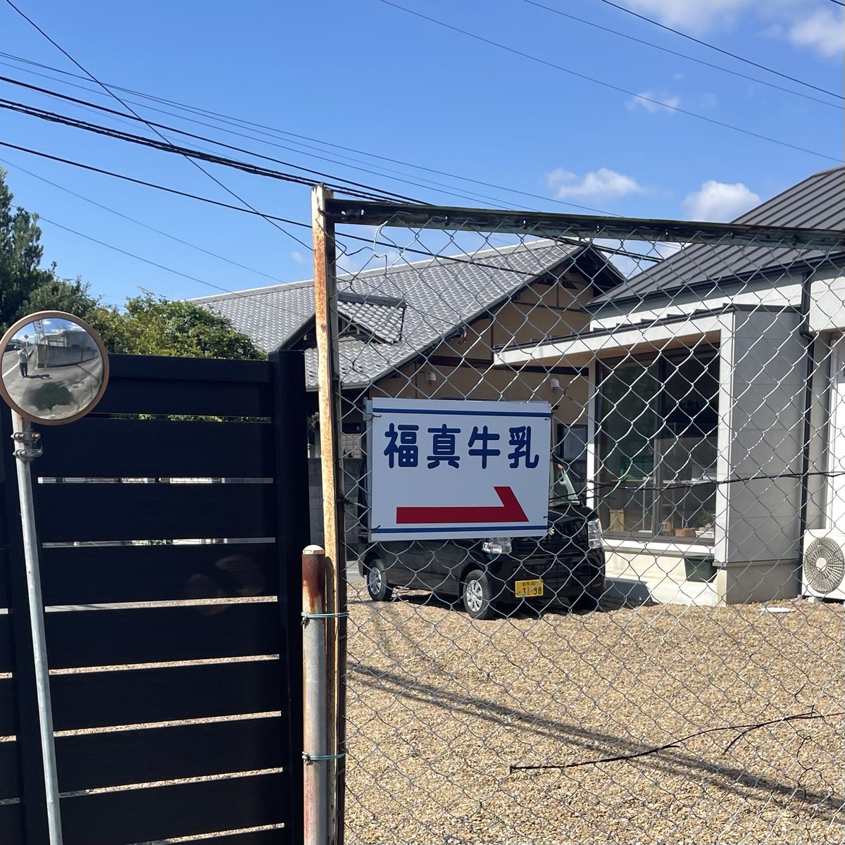 back_door_to's tweet photo. 現地調査したところ、案内板は残されていました。路地の奥の建物は当時のものかな？🤔 https://t.co/7ZRaMic8ji