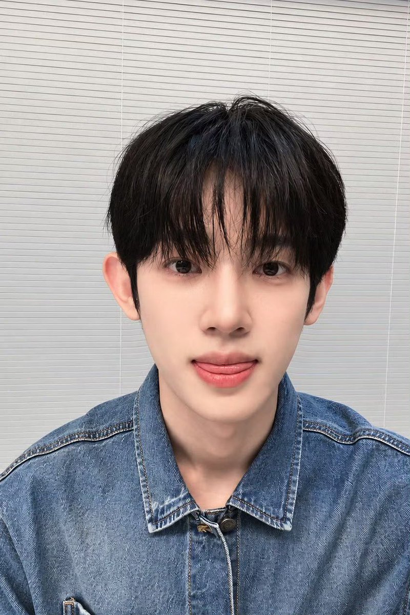 Lilihed1's tweet photo. 期待朴时宇不断尝试新的方向，像风一样自由向前，每一步都遇见精彩的自己

PARK SIWOO AT VALENTINO PFWSS27

#PARKSIWOOxVALENTINO
#VALENTINOPFWSS27
#PARKSIWOO https://t.co/oYPhZ3U94j