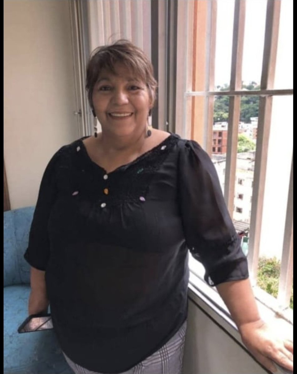 MariaesPueblo's tweet photo. EN MEMORIA DE MERLY MORALES
A mi querida amiga y hermana de vida, de lucha y de principios
Hoy escribo con el corazón apretado. Hay despedidas para las que nunca encontramos palabras suficientes, porque hay personas cuya ausencia no se explica simplemente con la muerte: se siente como un vacío que atraviesa la memoria, la historia y los afectos.
Hoy se ha ido físicamente Merly Morales, Presidenta de la Jurisdicción Disciplinaria Judicial, pero quiénes tuvimos el privilegio de compartir su vida sabemos que una mujer como ella no desaparece. Permanece en las luchas que abrazó, en las causas que defendió, en las personas a quiénes acompañó y, sobre todo, en la memoria de quiénes caminamos a su lado.

Merly fue mucho más que una jurista y mucho más que una magistrada. Fue una mujer de convicciones. Una de esas mujeres que aprendieron muy temprano que tener principios significa sostenerlos también cuando hacerlo tiene un precio.
La conocí en tiempos difíciles, cuando incluso mi presencia era "inconveniente" en cualquier sitio y la vida nos exigía tomar posición. Y ella la tomó albergandome y defendiendome. 
Compartimos jornadas, luchas, cansancios, esperanzas y también momentos de profunda incertidumbre. Éramos mujeres convencidas de que el Derecho debía estar al servicio de la justicia y de que la dignidad humana no podía ser negociada.

Merly nunca fue una mujer de medias tintas. Tenía carácter, temple y una particular manera de asumir sus responsabilidades. Podíamos coincidir, disentir, discutir -como ocurre entre quiénes tienen pensamiento propio-, pero había algo que siempre reconocí en ella: su lealtad a sus convicciones.

Estuvo del lado de quiénes reclamaban justicia cuando hacerlo implicaba enfrentar poderes y riesgos. Su trayectoria estuvo marcada por la defensa de víctimas y por la búsqueda de respuestas frente a hechos que dejaron heridas profundas en nuestra historia: Yumare, Cantaura, El Amparo, El Caracazo y tantas otras páginas dolorosas que no deberían ser olvidadas.

También estuvo presente en aquellos días convulsos de abril de 2002, cuando Venezuela vivió horas que marcaron para siempre a nuestra generación. Allí estuvo Merly, dando la cara y defendiendo lo que creía era justo.
Con los años, la vida nos llevó por caminos distintos. Las circunstancias, las decisiones, los acontecimientos y hasta las distancias geográficas fueron separándonos físicamente. Pero hay vínculos que no dependen de la proximidad. Hay personas que permanecen en la memoria aunque la vida nos coloque en lugares diferentes.
Hoy quiero despedir a Merly desde el afecto, desde nuestra historia compartida y desde el reconocimiento a una mujer que dejó parte de su vida defendiendo aquello en lo que creía.
A las mujeres como Merly hay que honrarlas desde la verdad, no desde la conveniencia. Recordarlas completas: con sus virtudes, con su carácter, con sus luchas, con sus contradicciones -porque nadie que haya vivido intensamente puede ser reducido a una imagen perfecta-, pero también con aquello que nadie podrá borrar: su voluntad de luchar y su negativa a rendirse ante la adversidad.
Hoy, desde la distancia, me duele no poder estar allí para abrazar a quiénes la despiden. Pero quiero que sepan que estoy presente con el pensamiento, con el corazón y con la memoria.
Querida Merly:
Gracias por los años compartidos.
Gracias por las luchas.
Gracias por las conversaciones, por las risas en medio de las dificultades y por haber sido parte de una historia que ninguna distancia podrá borrar.
Que la tierra te sea leve.
Y que quiénes te amamos sepamos conservar lo mejor de tu legado: la valentía de defender aquello en lo que creemos, la dignidad para sostener nuestros principios y la fuerza para seguir caminando aun cuando el camino se vuelva difícil.
No te digo adiós, hermana.
Te digo hasta siempre.

María Alejandra.