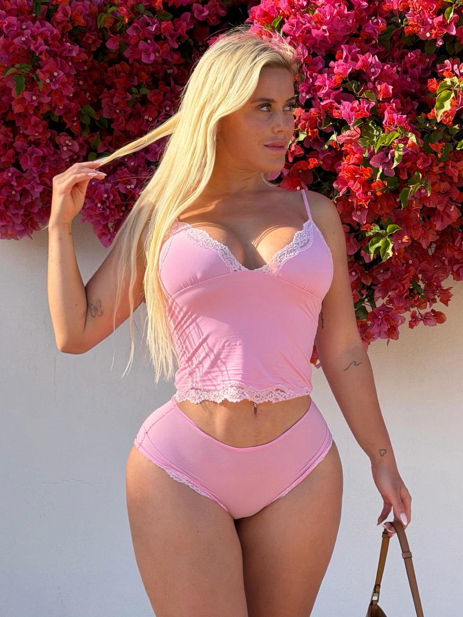 Joliejuiicyy's tweet photo. Does pink suit me or should I switch it up? 🎀 https://t.co/zAKCVnWfsr