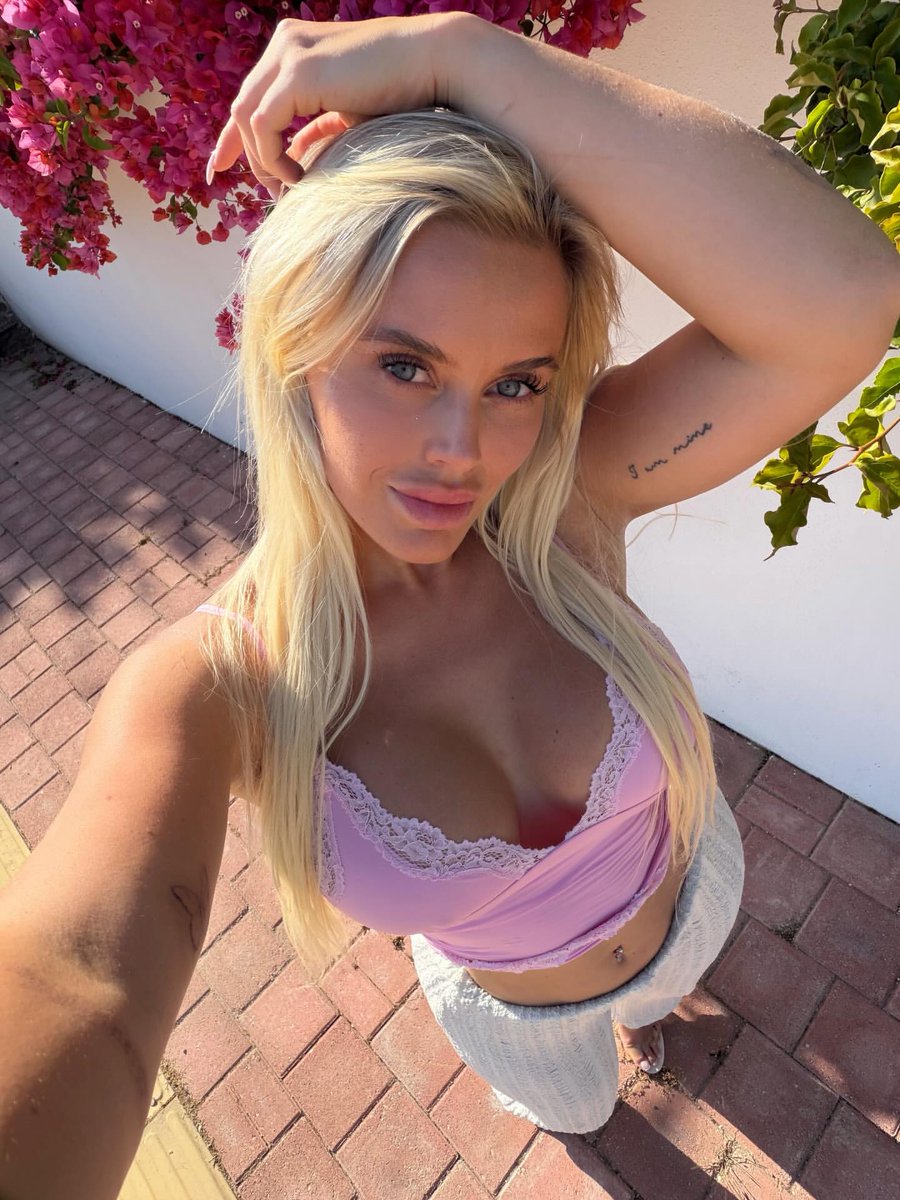 Joliejuiicyy's tweet photo. Does pink suit me or should I switch it up? 🎀 https://t.co/zAKCVnWfsr