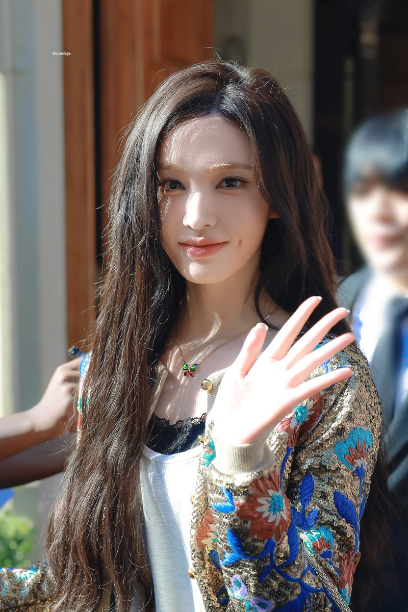 liz_anieyo's tweet photo. 261004
#LIZtoPFW #LIZ  
#ValentinoSS27 #PFW  
@MaisonValentino  
@IVEstarship https://t.co/HM0OWZDXV3