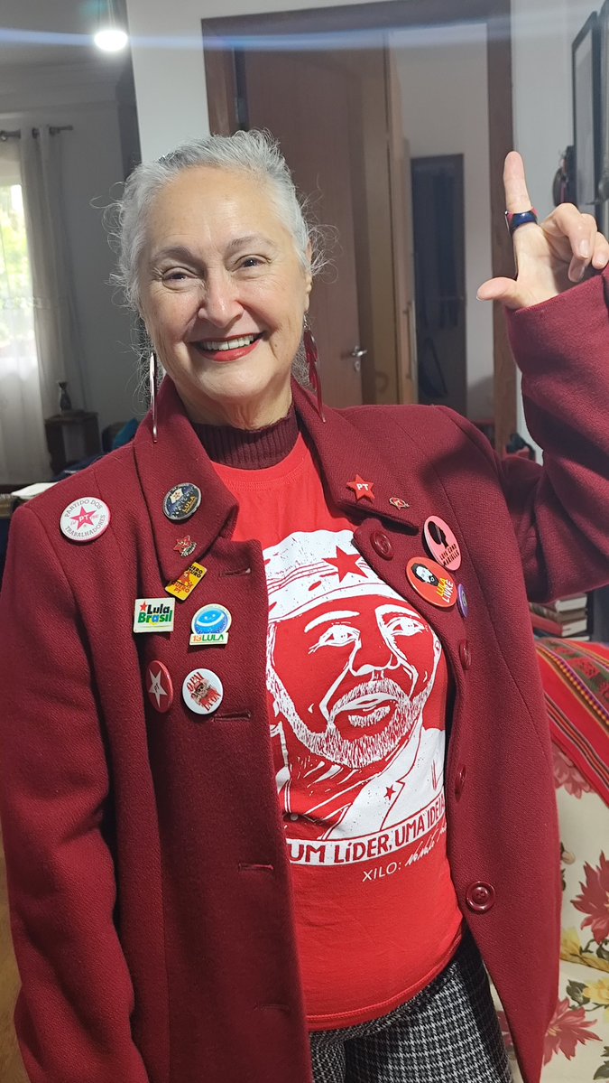 lu_cas_zeze's tweet photo. Minha mãe chiquerrima com os pins vintage do PT dela https://t.co/ZELDox1pIN