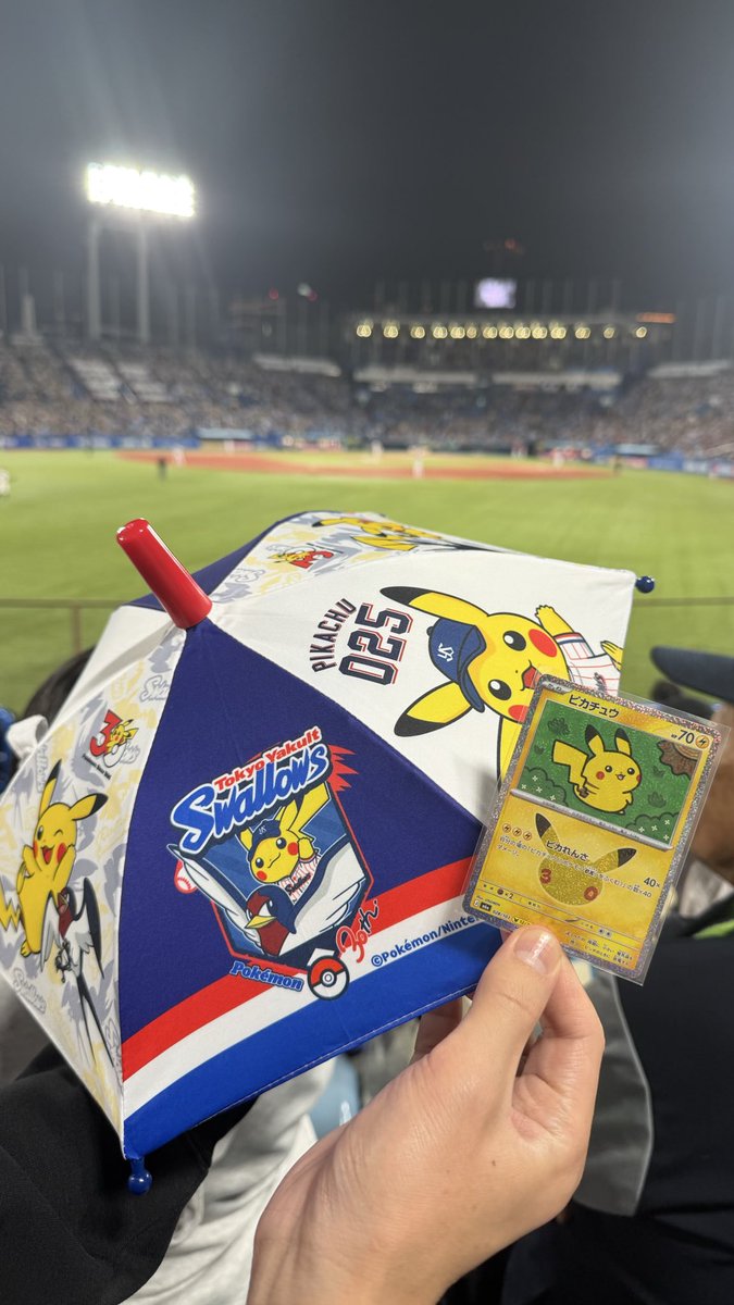 utaemon12345's tweet photo. 台風とか雨でなかなか神宮来れなくて神宮シーズン最終戦でやっとピカチュウの傘持って来れた
石川選手も池山監督もお疲れ様でした！
#swallows #carp https://t.co/t8zKR8GQBp