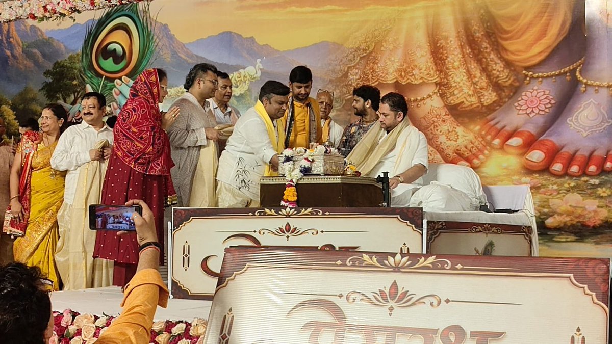 rohitagarwal850's tweet photo. लखनऊ के DAV College में आयोजित श्रीमद्भागवत गीता पाठ में सम्मिलित होकर पूज्य पुंडरीक जी महाराज का आशीर्वाद प्राप्त करने का सौभाग्य मिला।

गीता का ज्ञान हमें सत्य, धर्म और कर्तव्य के मार्ग पर चलने की प्रेरणा देता है। इस आध्यात्मिक आयोजन में उपस्थित होकर मन को अद्भुत शांति और सकारात्मक ऊर्जा की अनुभूति हुई।

जय श्री कृष्ण। 🙏
@jayantrld @RLDparty