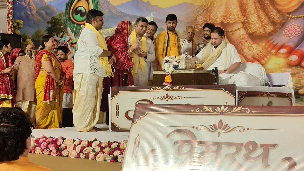 rohitagarwal850's tweet photo. लखनऊ के DAV College में आयोजित श्रीमद्भागवत गीता पाठ में सम्मिलित होकर पूज्य पुंडरीक जी महाराज का आशीर्वाद प्राप्त करने का सौभाग्य मिला।

गीता का ज्ञान हमें सत्य, धर्म और कर्तव्य के मार्ग पर चलने की प्रेरणा देता है। इस आध्यात्मिक आयोजन में उपस्थित होकर मन को अद्भुत शांति और सकारात्मक ऊर्जा की अनुभूति हुई।

जय श्री कृष्ण। 🙏
@jayantrld @RLDparty