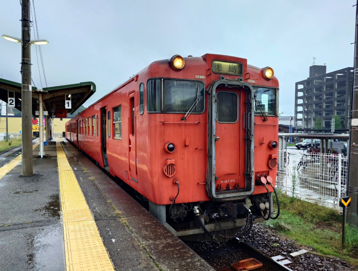 OKZ217's tweet photo. ほぼ原形を留めた四国のキハ47。国鉄ノスタルジーを味わえる期間もあと僅かなので、このタイミングでもう一度乗れてよかった。 https://t.co/JF5D9iAhbP