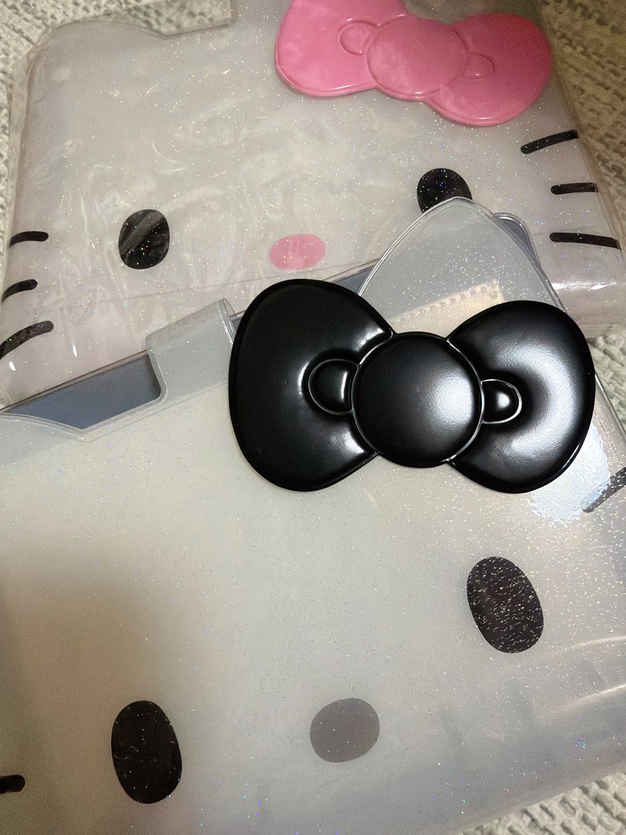 teru___k02's tweet photo. キティちゃんゲットできたあ🩷🖤 https://t.co/Hb0bCbsPjB