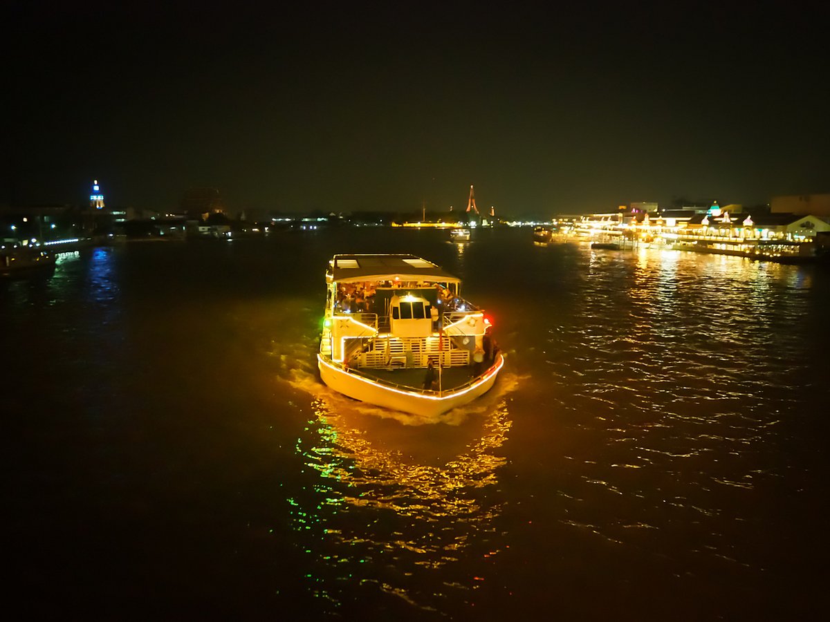 AdamMorganplgl's tweet photo. A bustling night scene at the riverside: boats (泊) are docked at the pier, a bold sign from a lively bar (肆) stands out, staff adjust value (值) settings for night services, and everything feels lively with a touch of urban charm. https://t.co/cXjiGqwZ9B