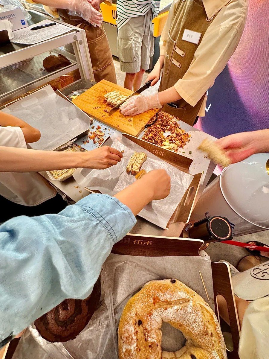 Bobbyee69's tweet photo. Hoy desayunamos churros con chocolate y nos reímos mucho por las fotos tontas que hicimos en la panadería. https://t.co/4DxEjUg6FV