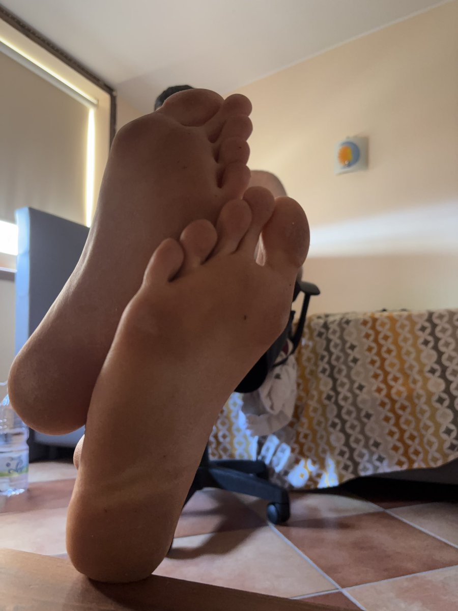 DmasMaster's tweet photo. 🇮🇹 inchinati e ammira questa meraviglia 👣😮‍💨

🇬🇧 kneel and admire this beauty 👣😮‍💨

#feetmaster #findom #masteritalia @master_italiani @masteritaliani https://t.co/lIs5Hxogq3
