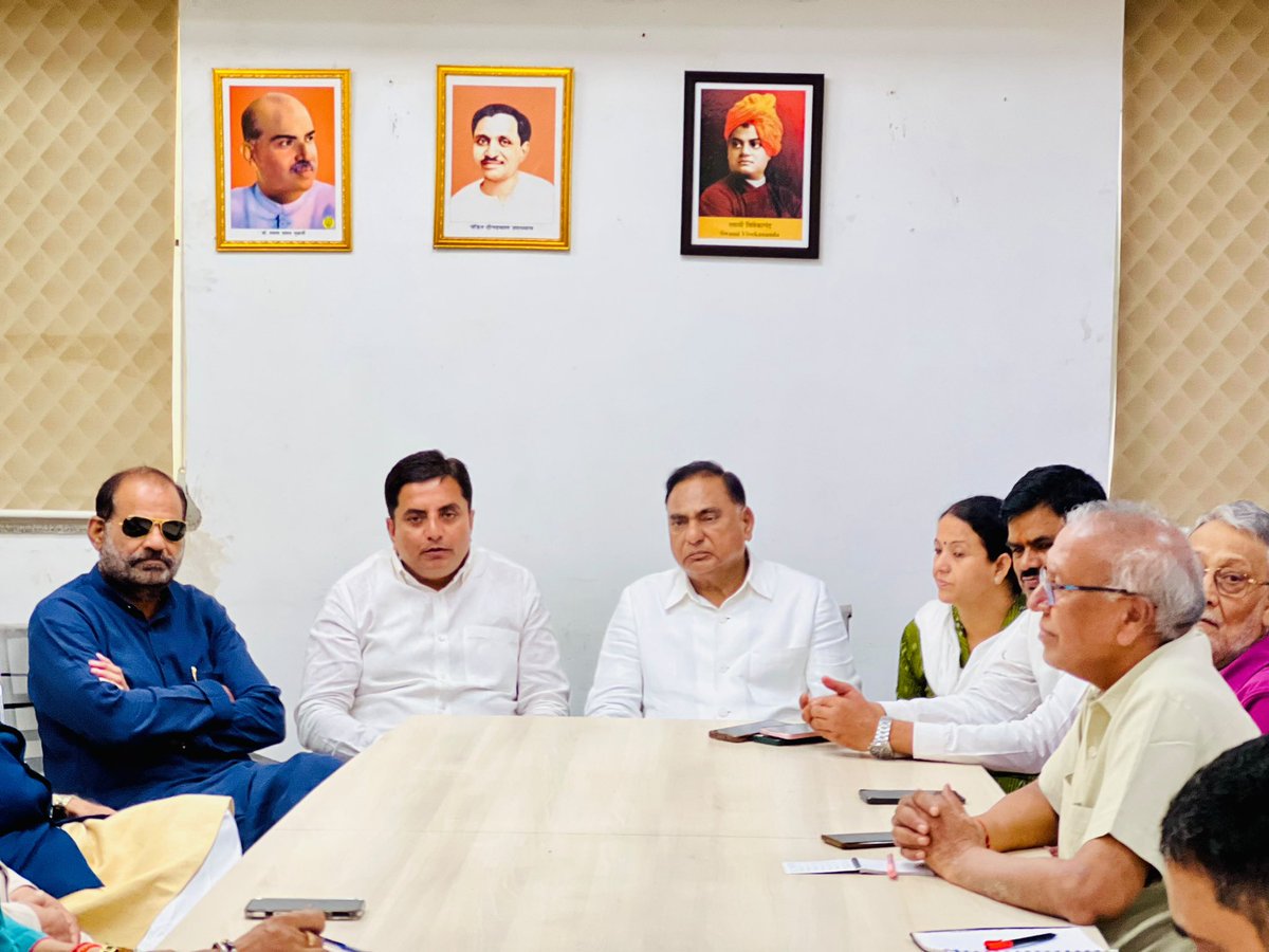 rameshbidhuri's tweet photo. विश्व के सबसे लोकप्रिय नेता माननीय प्रधानमंत्री श्री नरेंद्र मोदी जी के जीवन के सेवा के 25 वर्ष पूर्ण होने के उपलक्ष्य में आगामी 7 अक्टूबर को दिल्ली प्रदेश द्वारा मोदी जी का अभिनंदन कार्यक्रम “सेवा ज्योति यात्रा” कि तैयारियों एवं व्यवस्थाओं को लेकर आयोजित बैठक में सहभागिता की।

इससे पूर्व दक्षिणी दिल्ली कोर ग्रुप बैठक में शामिल होकर संगठनात्मक विषयों व आगामी कार्यक्रम की तैयारियों पर विस्तृत चर्चा की। 

#BJP4Delhi #NarendraModi #SevaSankalpAbhiyan
#BJP #RameshBidhuri
