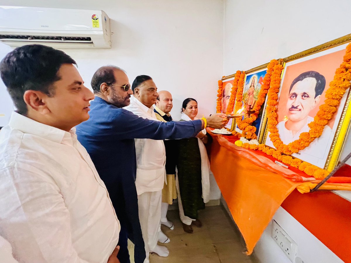 rameshbidhuri's tweet photo. विश्व के सबसे लोकप्रिय नेता माननीय प्रधानमंत्री श्री नरेंद्र मोदी जी के जीवन के सेवा के 25 वर्ष पूर्ण होने के उपलक्ष्य में आगामी 7 अक्टूबर को दिल्ली प्रदेश द्वारा मोदी जी का अभिनंदन कार्यक्रम “सेवा ज्योति यात्रा” कि तैयारियों एवं व्यवस्थाओं को लेकर आयोजित बैठक में सहभागिता की।

इससे पूर्व दक्षिणी दिल्ली कोर ग्रुप बैठक में शामिल होकर संगठनात्मक विषयों व आगामी कार्यक्रम की तैयारियों पर विस्तृत चर्चा की। 

#BJP4Delhi #NarendraModi #SevaSankalpAbhiyan
#BJP #RameshBidhuri